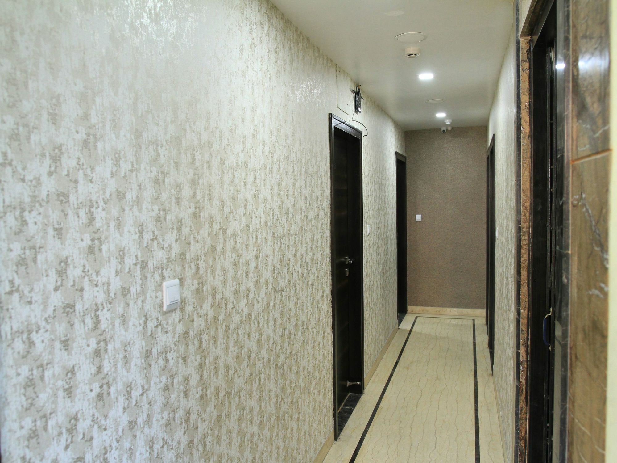 Oyo 7790 Hotel Royal Height Колката Екстериор снимка